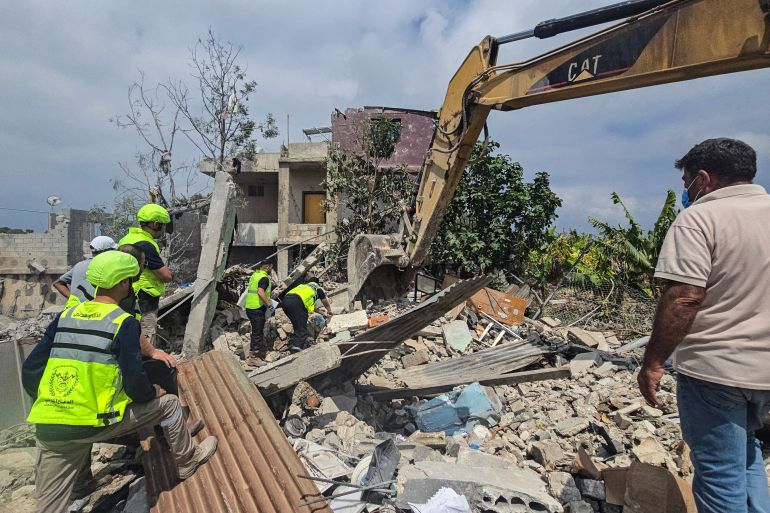 afp_6a1784f9b04b-1779926265 TOPSHOT - Civil defence members search for victims in the rubble of a residential building hit the previous day by an Israeli strike near the southern town of Burj al-Shamali, on the outskirts of Tyre, on May 27, 2026.