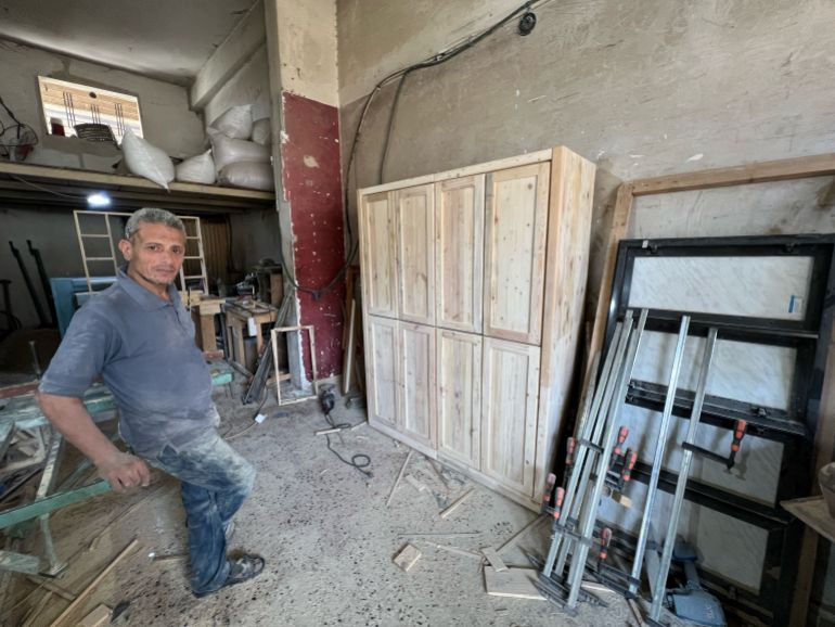 فلسطين-غزة-حي الزيتون -ياسر البنا-الجزيرة نت-18 مايو 2026- تُصنع أطقم نوم بسيطة بتكلفة أقل من الأثاث التقليدي، في ظل ارتفاع أسعار الخشب والمواد الخام.