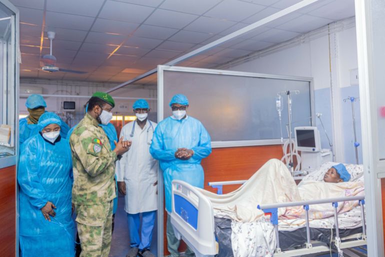 El líder de la junta militar de Mali, Assimi Goita (a la izquierda, en primer plano), visita a una víctima en un hospital de Kati, Mali, el martes 28 de abril de 2026, tras un ataque coordinado perpetrado el fin de semana por milicianos islamistas y separatistas. (Presidencia de Mali vía AP)