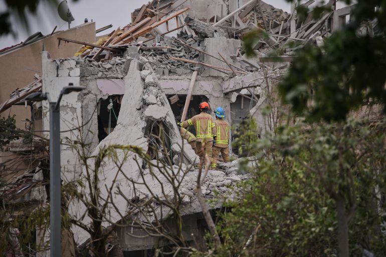 ap_69f9cd94b9f76-1777978772 Israeli security forces inspect destroyed houses that were struck by a missile fired from Iran, in Rishon Lezion, Israel on Saturday, June 14, 2025. (AP Photo/Ohad Zwigenberg)