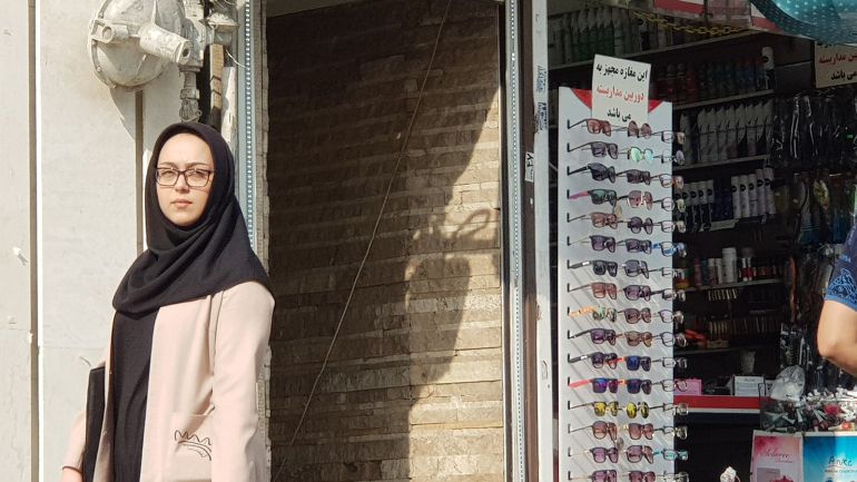 تختلف أنواع الحجاب في إيران وفقا للموقف السيياسي من النظام الإيراني -حجاب إسلامي غير الشادور