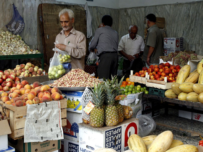 epa01466494 Iranians buy fruit at a market in Teheran, Iran on 25 August 2008. Iran's Supreme Leader Ayatollah Ali Khamenei has told President Mahmoud Ahmadinejad to control inflation, state media reported 24 August 2008. Since Ahmadinejad's presidency, inflation in Iran has officially risen to 26 per cent. EPA/ABEDIN TAHERKENAREH