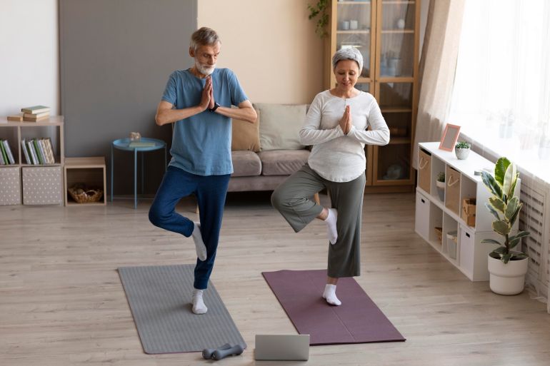 senior-couple-exercising-home اختبارات بسيطة تكشف عمر جسمك الحقيقي وقدرته على مواجهة الشيخوخة المصدر:فري بيك