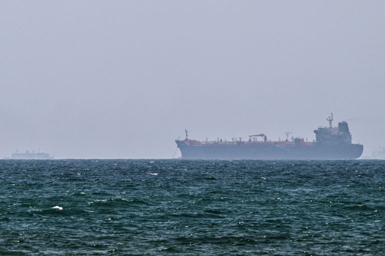 A vessel is anchored off the coast of Sharjah in the United Arab Emirates on May 21, 2026. Iran's new body overseeing the Strait of Hormuz said its claimed area of control extends to Emirati waters, drawing a sharp rebuke from the Gulf neighbour. Traffic through Hormuz, a vital global shipping conduit, has come under Iranian control since the outbreak of war with Israel and the United States on February 28. (Photo by AFP) / Attention editors: AFP covers the war in the Middle East through its extensive regional network, including bureaus in Tehran, Jerusalem, and several neighboring countries. Since the start of the conflict, journalists have been working under increasingly restrictive conditions. Authorities in several countries have limited reporters' movements, photo and live video coverage from sensitive locations. Some governments and armed groups have banned images of missile or drone strikes and other security-related sites. (الفرنسية)