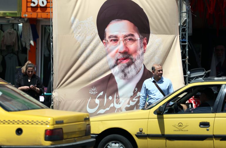 epa_69f16a2c29e2-1777429036 epa12918546 Iranians wait for a taxi in front of a poster of Iranian Supreme Leader Ayatollah Mojtaba Khamenei in Tehran, Iran, 28 April 2026. US President Donald Trump announced that a ceasefire between the US and Iran has been extended. EPA/ABEDIN TAHERKENAREH