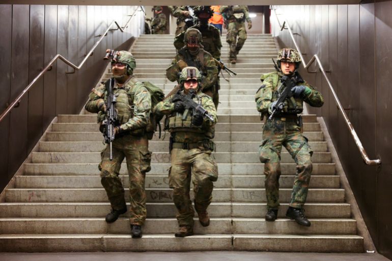 Soldiers of German army Bundeswehr storm into a metro train station during a tactical urban warfare drill "Bollwerk Baerlin", at Jungfernheide metro station in Berlin, Germany, November 19, 2025. REUTERS/Christian Mang TPX IMAGES OF THE DAY