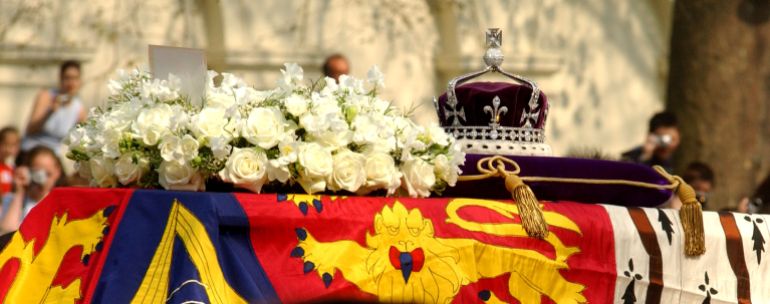 403364 12 : The Queen Mother's crown bearing the Koh''i''noor diamond lies on the coffin of the Queen Mother April 5, 2002 as her ceremonial procession makes its way down the Mall in London. The Queen Mother's body will lie in state in Westminster Hall before her funeral in four days. (Photo by Anthony Harvey/Getty Images)
