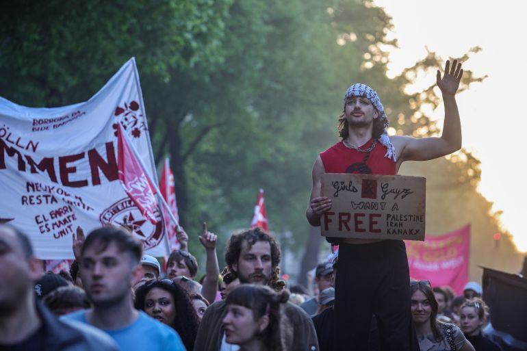 BERLIN, GERMANY - MAY 1: People gather for the "Revolutionary May 1st Protest" ("Revolitionre 1. Mai Demo") in Kreuzberg district on May 1, 2026 in Berlin, Germany. Over 5,000 police officers are on hand in the city today among a wide variety of events marking the traditional May Day gatherings and protest marches. (Photo by Omer Messinger/Getty Images)