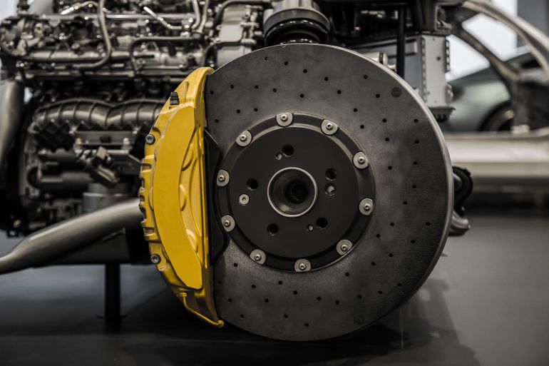 gettyimages-1158759857-1773703528 مكابح الكربون-السيراميك Automobile braking system. Ceramic carbon disk with perforation, ventilation and yellow calipers.