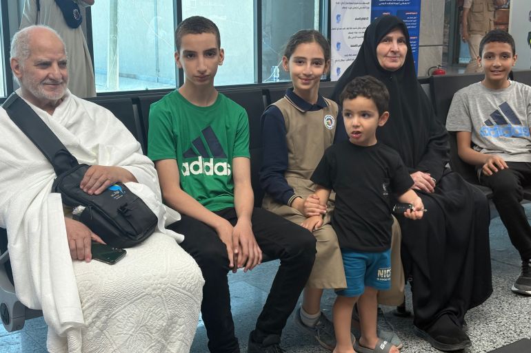 hajj6-1779181408 الحاج محمود النجار مطار معيتقية طرابلس اليوم مع زوجته خدوجة البكوش واحفادهم