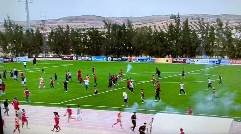 مشجعو نادي الاتحاد اقتحموا ملعب ترهونة احتجاجا على عدم احتساب ركلة جزاء لفريقهم (الصحافة الليبية)