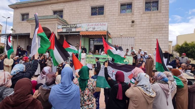 المتظاهرون في المغرب رفعوا أعلام فلسطين وطالبوا بحريتها (مواقع التواصل)