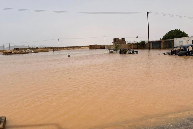 الهلال الأحمر يعلن نزوح 250 عائلة من منازلهم في عدد من أحياء غات بسبب السيول الناجمة عن الأمطار الغزيرة تويتر صحيفة الموقف الليبي