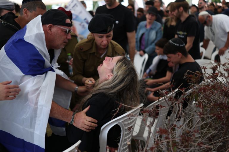 hl-1779361013 A relative and an Israeli soldier comfort the grieving mother of Sergeant Idan Fooks, who was killed in combat in southern Lebanon, during his funeral in Petah Tikva on April 27, 2026. The Israeli military said on April 26 that a soldier was killed in southern Lebanon, where a ceasefire has been in place since mid-April. Sergeant Idan Fooks, 19, died "during combat" in south Lebanon, while "an officer and three additional soldiers were severely injured, along with a soldier who was moderately injured and a soldier who was lightly injured", the military said. (Photo by Ilia YEFIMOVICH / AFP) / (الفرنسية)