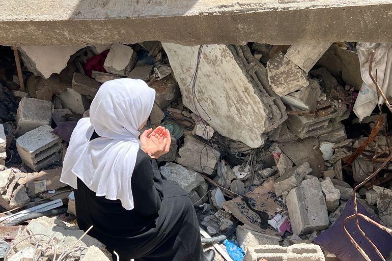 -فلسطين-غزة-حي الرمال- 7 مايو 2026-تصوير ياسر البنا-الجزيرة نت -لحظة تضرع ودعاء للكاتبة هنادي سكيك أمام أطلال منزلها، حيث استحال المكان إلى قبر يضم رفاة أسرتها