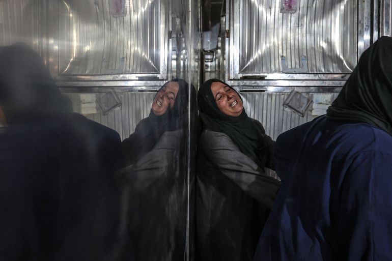 أم استشهد طفلها في غزة، فمن المسؤول، الإنسان الذي ضغط على الزر، أم النظام الذي أنتج التوصية، أم الجهة التي صممت طريقة التفكير نفسها؟ (الأناضول)