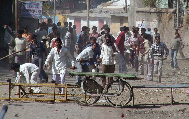 pic-8877443-1779222329 Hindu worshippers pelt stones at the police at the controversial Bhojshala religious shrine, during Basant Panchami, the Festival of Spring, where they were chased away to make way for Muslims to offer Friday prayers at Dhar District, in the central state of Madhya Pradesh, 03 February 2006. Hindus believe the existing mosque was built at the site of a Hindu temple razed in the 16th century by Moghul invaders. (Photo by STRDEL / AFP)