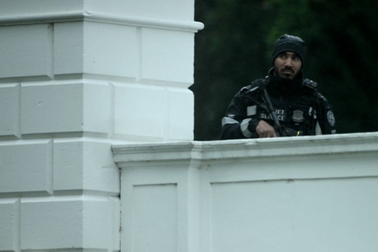pic-8882-1779576291 An armed Secret Service agent looks on at the White House in Washington, DC, after gunshots were apparently heard on May 23, 2026. (Photo by Brendan SMIALOWSKI / AFP)