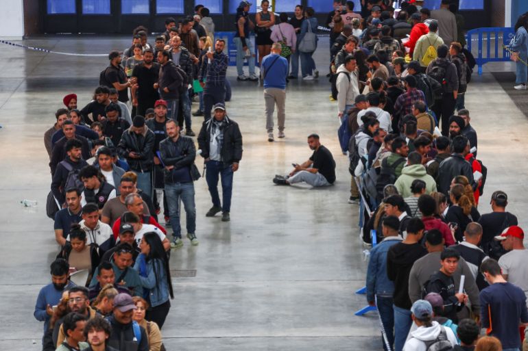 يصطف الناس في طوابير للحصول على الوثائق مع بدء عملية تسوية أوضاع المهاجرين الجماعية في إسبانيا، في هوسبيتاليت دي يوبريغات، بالقرب من برشلونة