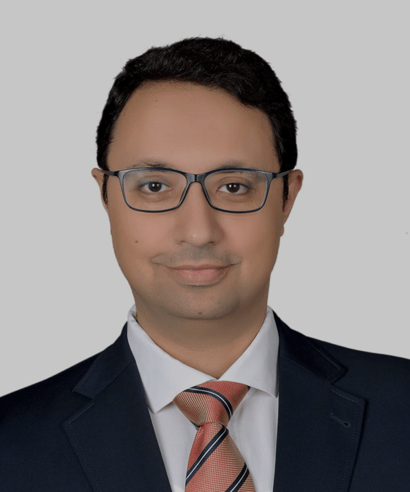 الدكتور أكرم محمد عبد الباري، أستاذ الحالات الحرجة واستشاري القلب وعضو جمعيات القلب الأوروبية والأميركية والمصرية