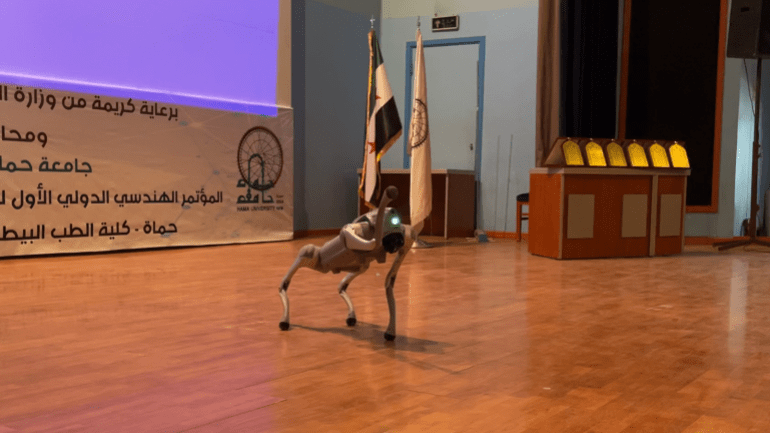 عروض الروبوتات استقطبت الحشود في معرض جامعة حماة (الجزيرة)