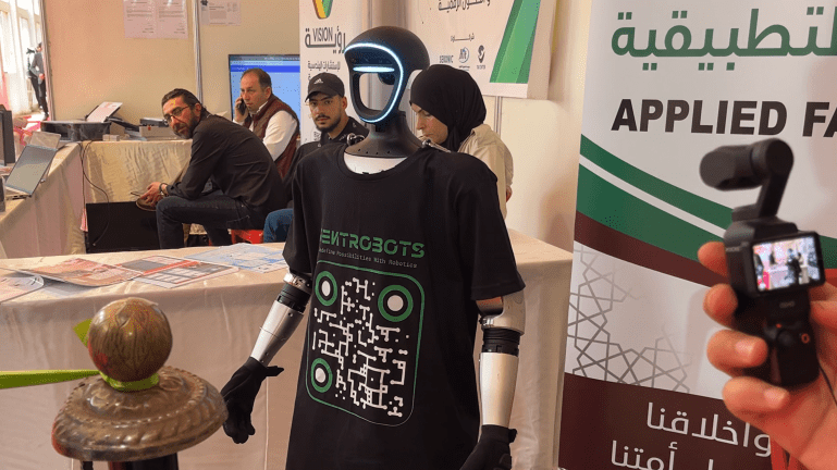 المعرض شهد عرض روبوتات ذكية حازت الإعجاب