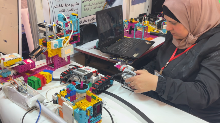 مشاركات شابة في معرض الذكاء الاصطناعي بحماة