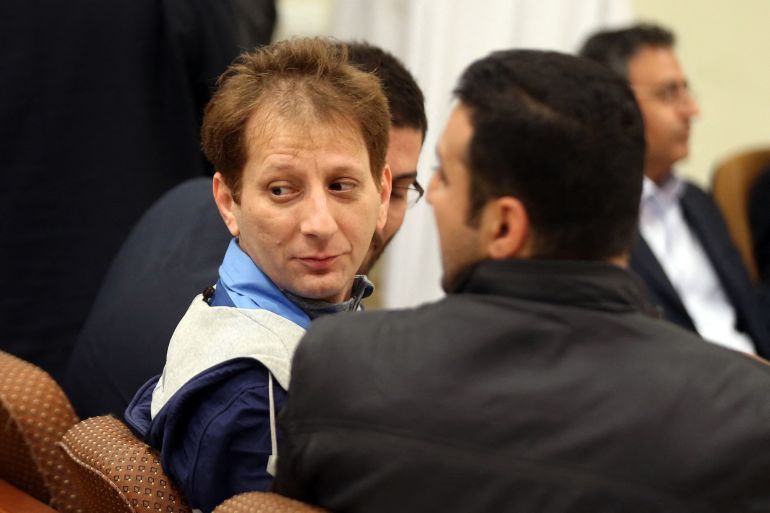 A picture made available on March 6, 2016 shows Iran's billionaire tycoon Babak Zanjani (C) in a court, in Tehran. The 41-year-old was convicted of fraud and economic crimes and as well as facing the death penalty he must repay money to the state, judiciary spokesman Gholam Hossein Mohseni-Ejeie said at his weekly press conference. (Photo by Tasnim News / AFP)