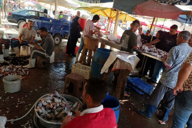 ‎⁨_سمط الأضاحي..حين تصبح يدك في ماء المغلي هي مصدر رزق