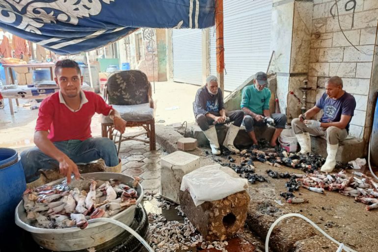 ‎⁨_سمط الأضاحي..حين تصبح يدك في ماء المغلي هي مصدر رزق