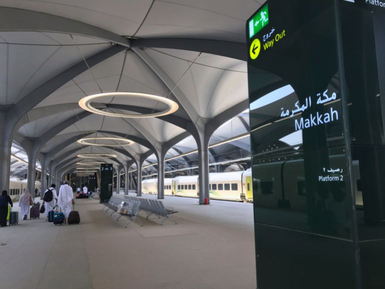 shutterstock_1422970853-1778405344 MECCA, SAUDI ARABIA - MAY 27, 2019 : a group of people in white ihram clothes disembark from train coaches at HHSR Mecca station in Mecca, Saudi Arabia.