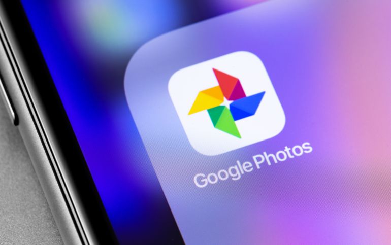 shutterstock_1618452484-1769246574 Google Photos icon application on the screen smartphone. Google Photos - a service designed to store, edit, share photos and videos. Moscow, Russia - November 25, 2019