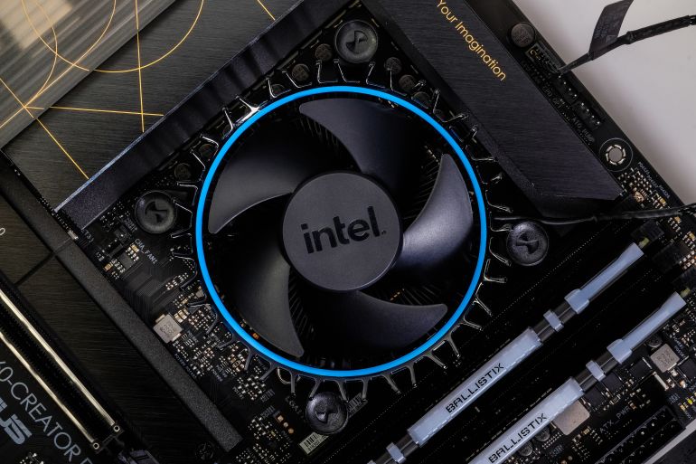 SANTA CLARA, Calif. – Jan. 20, 2022. Intel Core desktop processor codenamed Alder Lake installed in LGA1700 CPU socket with boxed cooler aka Laminar RM1. Top view