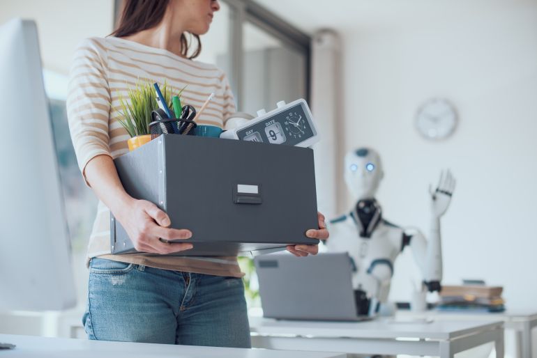 shutterstock_2372976197-1779212435 السردية التي ترافق هذه التسريحات، وتقول إن الذكاء الاصطناعي يحلّ محل العامل، ليست على الأرجح السردية الدقيقة (شترستوك)
