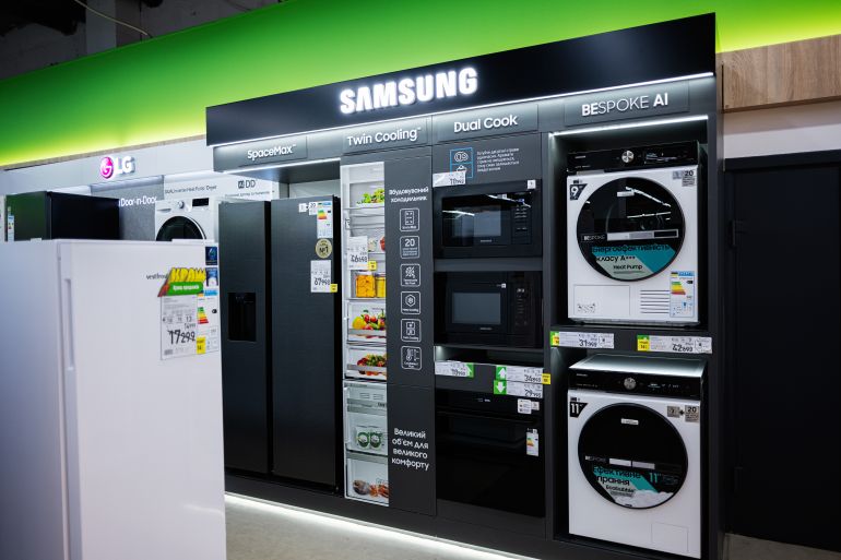 shutterstock_2601728653-1779527751 Lviv, Ukraine - March 17, 2025: A variety of advanced kitchen and laundry appliances are arranged in Samsung electronic store.