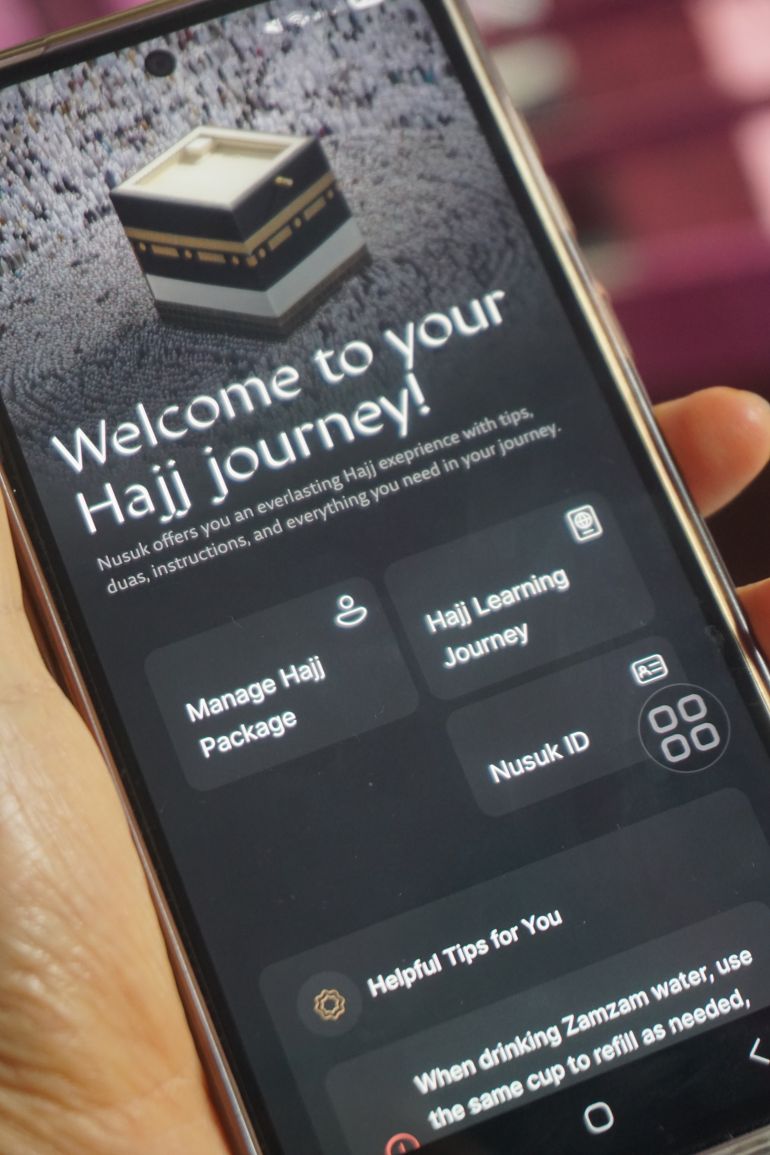 shutterstock_2711084377-1778919461 Trenggalek, East Java - Indonesia - December 7th, 2025: Hajj services on the Nusuk application consisting of managing Hajj packages, Hajj learning journey, and Nusuk ID