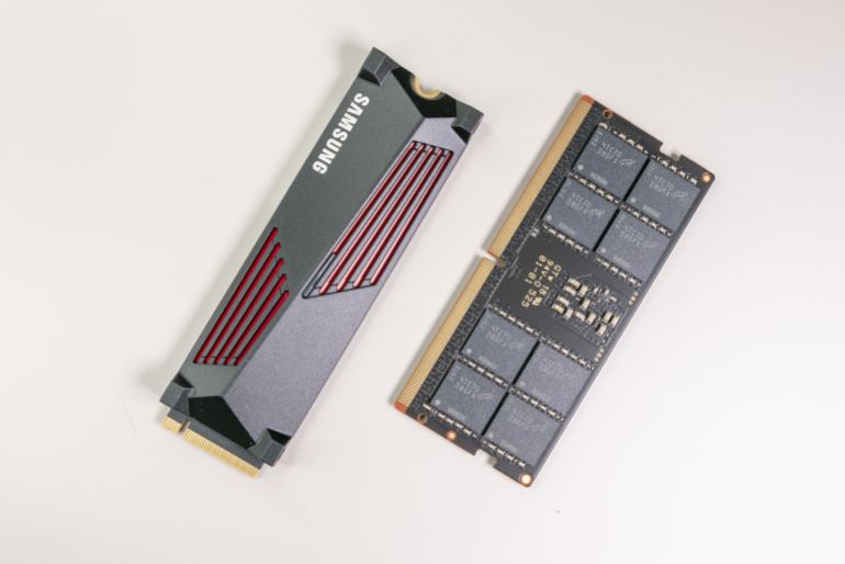 shutterstock_2753135101-1779527762 Madrid, Spain. January 2026. Close-up of a Samsung NVMe solid-state drive and DDR5 memory module, showcasing computer hardware components for modern PCs.