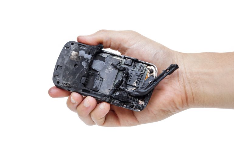 mobile phone battery explodes and burns due to overheat / danger of using smart phone