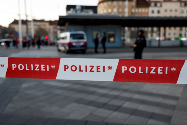station-1777803286 Police tape blocks the way at the Vienna central station, after it was closed due to an unspecified threat, according to the Austrian capital's police and national rail company OBB, in Vienna, Austria, March 3, 2025. REUTERS/Leonhard Foeger (رويترز)