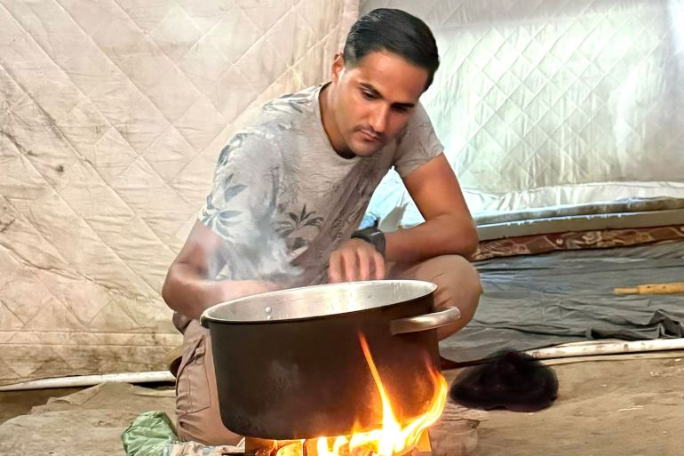 ***داخلية**** الصحفي مهند قشطة من رفح داخل خيمته وبين المنازل المدمرة في خان يونس (الجزيرة)