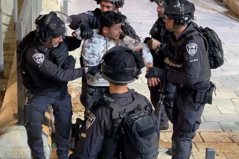 3-أسيل جندي، باب العامود، القدس، صورة تظهراعتقال شاب من أمام باب العامود مساء أمس الأحد(الجزيرة نت).jpg