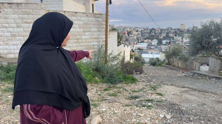 088-1752474544 فلسطينية تراقب جرافات الاحتلال وهي تهدم منزلها في مخيم نور شمس (الجزيرة)