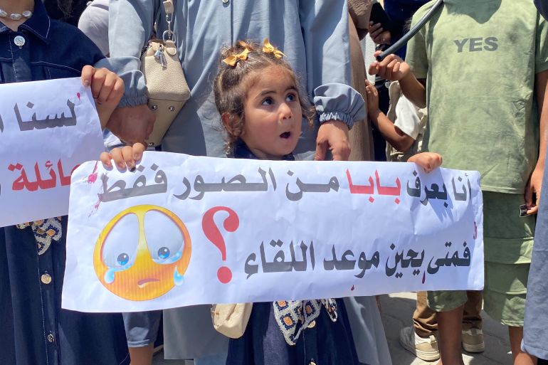 طفلة تشارك في تظاهرة للزوجات العالقات وأطفالهن في غزة للمطالبة بلم الشمل مع والدها المغترب