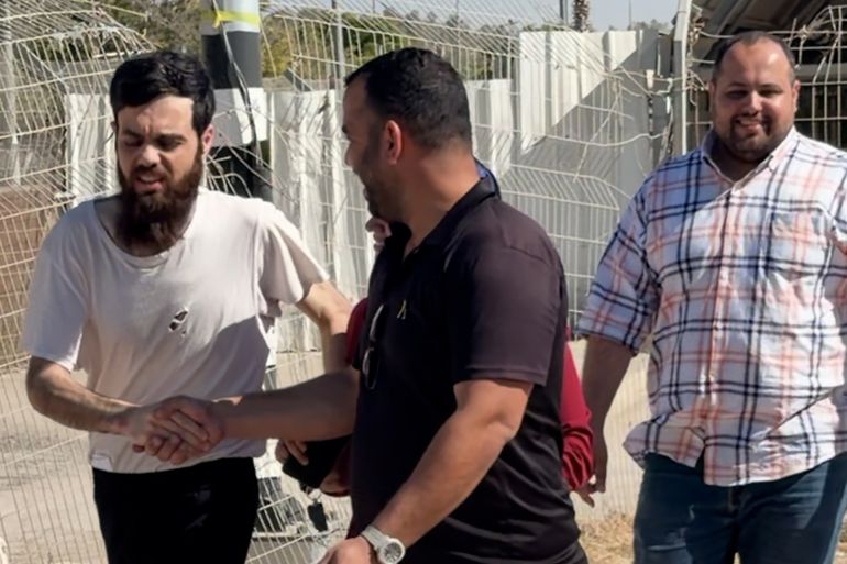 "الأسرى بيصلوا وهم متغطيين عشان ما حدا يشوف دمعتهم"