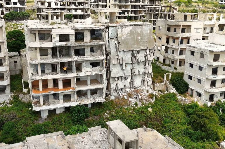 14syria-1781090890 الدمار الواسع الذي لحق الشقق والبنى التحتية يمنع عودة الأهالي والسباح إلى بلدة سلمى بريف اللاذقية (مركز سلمى الإعلامي ـ فيسبوك)
