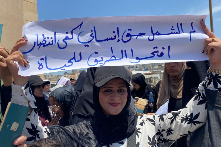 زوجة عالقة تطالب بحقها في السفر ولم شملها بزوجها المقيم خارج غزة