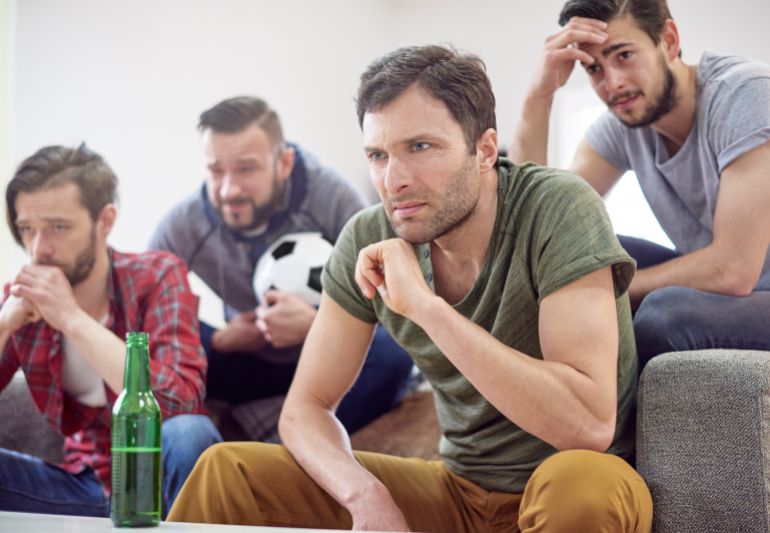 إندماج تام في المتابعة كأن مستقبل العالم يتوقف على النتيجة (فري بيك)