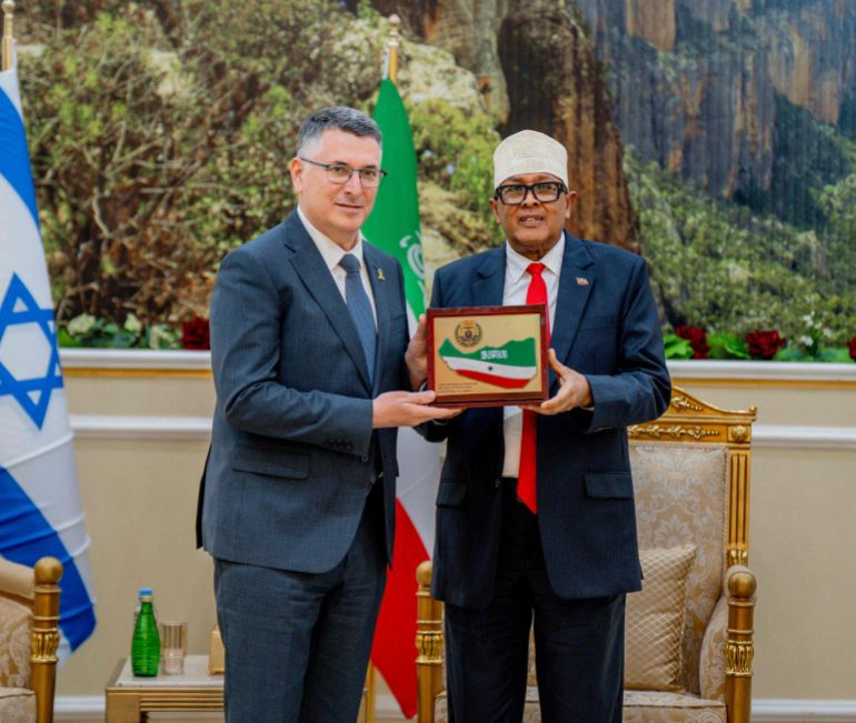 188779-01-02-1768125736 TOPSHOT - This handout photograph taken and released by the Somaliland Presidential Office on January 6, 2026 shows Somaliland's President Abdirahman Abdullahi Mohamed (R) posing for a photograph with Israel's Foreign Minister Gideon Saar (L) at the Presidential Palace in Hargeisa. Israel's Foreign Minister arrived in Somaliland on January 6, 2026 in the first high-profile visit by an Israeli official since the country recognised the breakaway region in the Horn of Africa, the Somaliland presidency said. (Photo by Somaliland Presidential Office / AFP) / RESTRICTED TO EDITORIAL USE - MANDATORY CREDIT "AFP PHOTO / Somaliland Presidential Office / HANDOUT / " - NO MARKETING NO ADVERTISING CAMPAIGNS - DISTRIBUTED AS A SERVICE TO CLIENTS