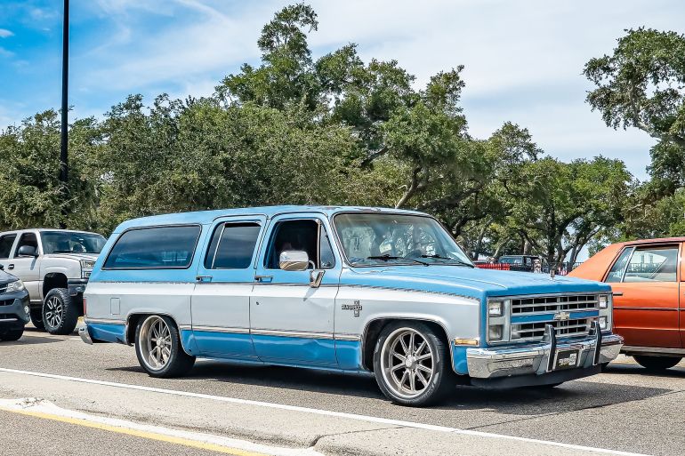 1ds4-1780833362 Gulfport, MS - October 07, 2023: Wide angle front corner view of a 1985 Chevrolet C10 Suburban SIlverado Wagon at a local car show.