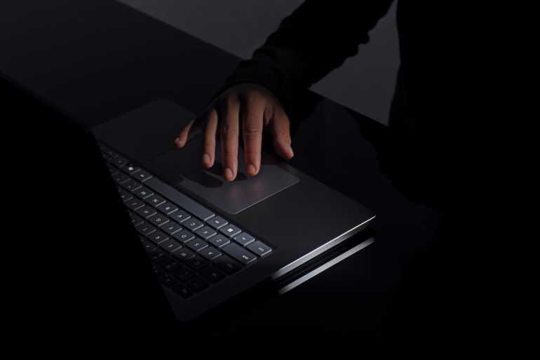 2-1780399425 Microsoft Surface Laptop Ultra المصدر موقع مايكروسوفت الرسمي https://www.microsoft.com/en-us/surface/devices/surface-laptop-ultra